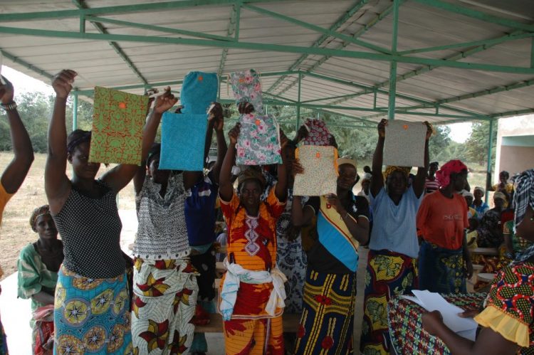 Distribution de kits de protection pour les menstrues